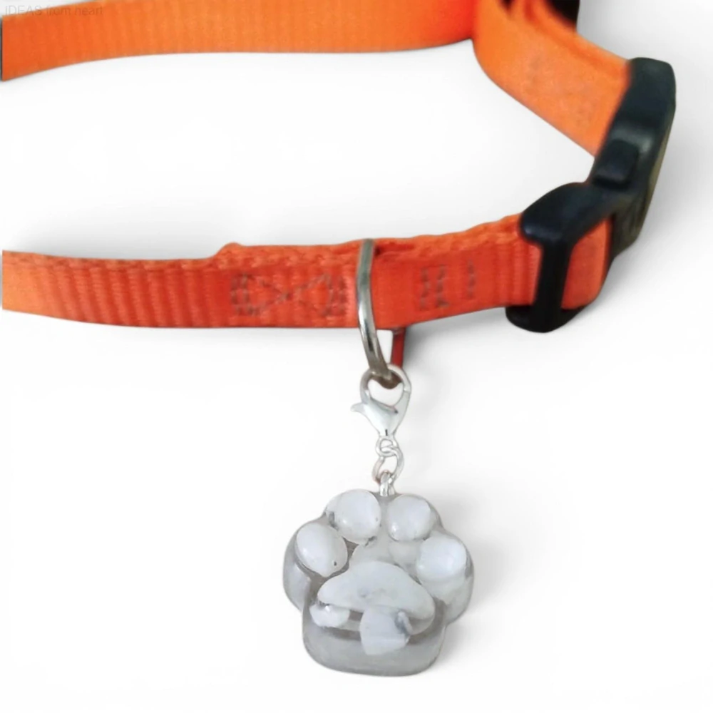 Orgonitový přívěsek na obojek – psí tlapka s magnezitem (2 cm)