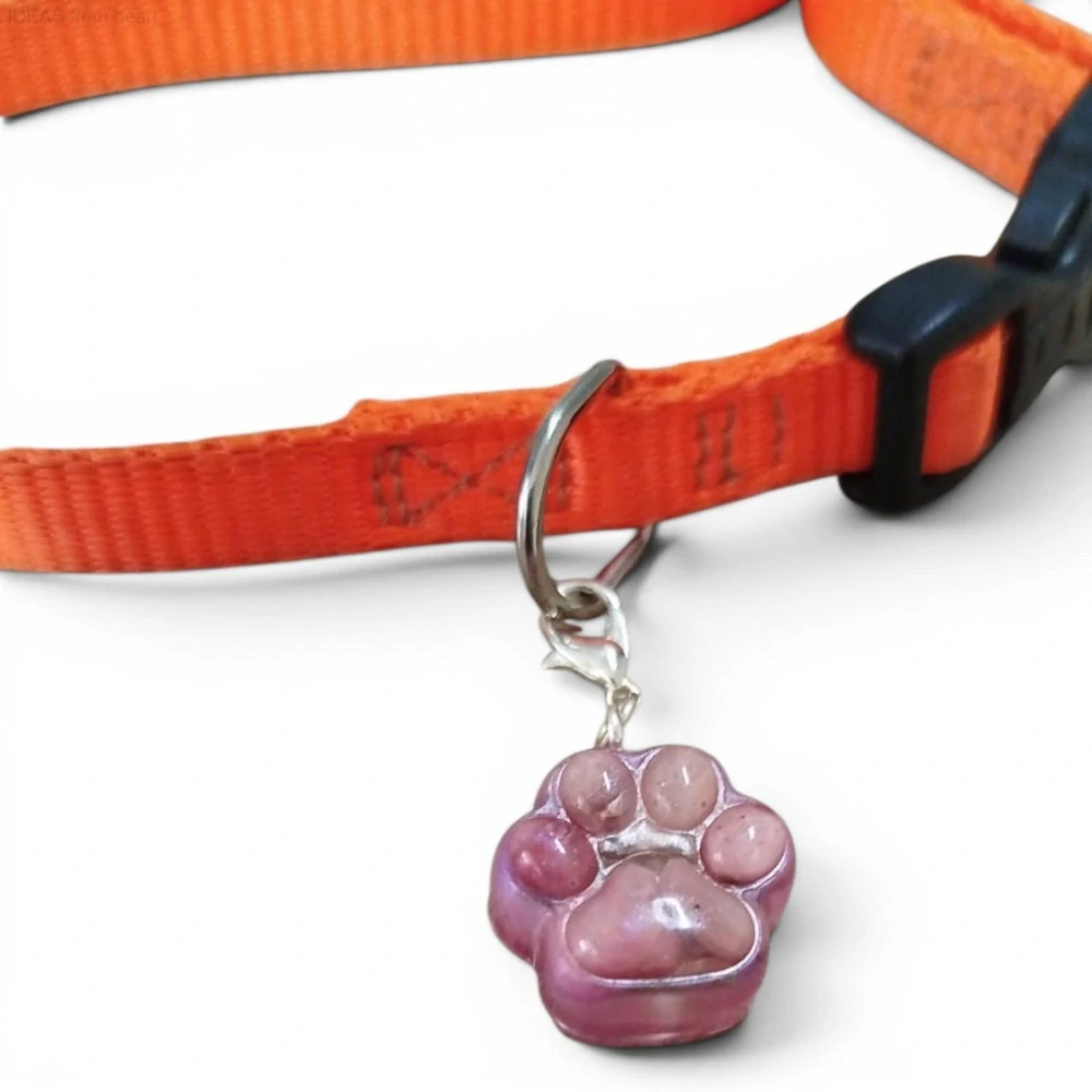 Orgonitový přívěsek na obojek – psí tlapka s rodonitem (2 cm)