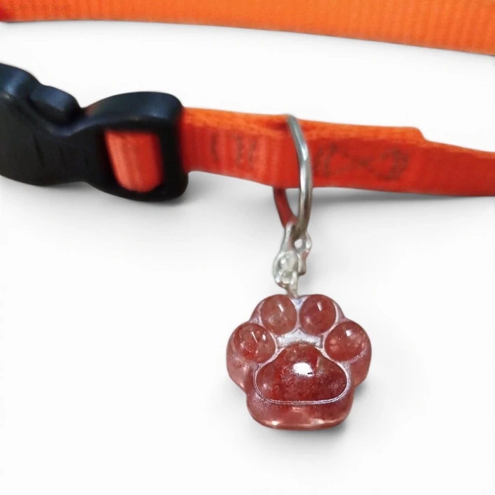 Orgonitový přívěsek na obojek – psí tlapka s achátem (2 cm)