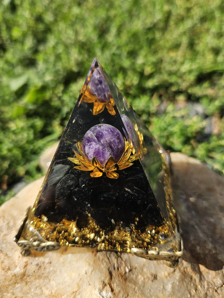 Orgonitová pyramida Ochrana a duchovní klid – obsidián & ametyst - 6x6 cm