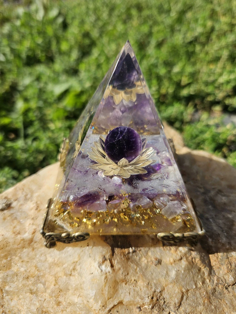 Orgonitová pyramida Vnitřní klid – ametyst & lotosový květ - 6x6 cm