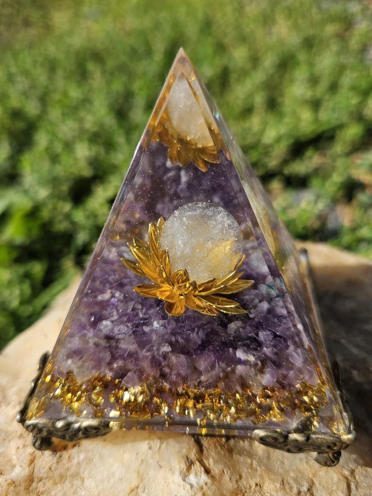 Orgonitová pyramida Čistá mysl – ametyst & křišťál - 6x6 cm