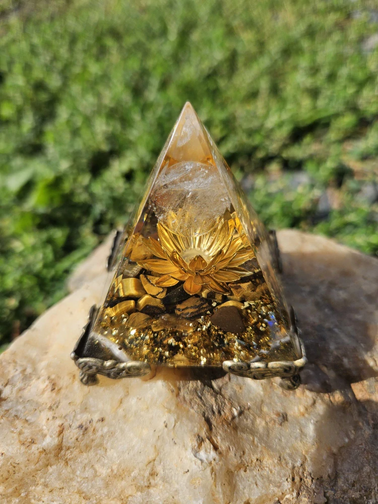 Orgonitová pyramida Odvaha a síla – tygří oko & křišťál - 5x5 cm