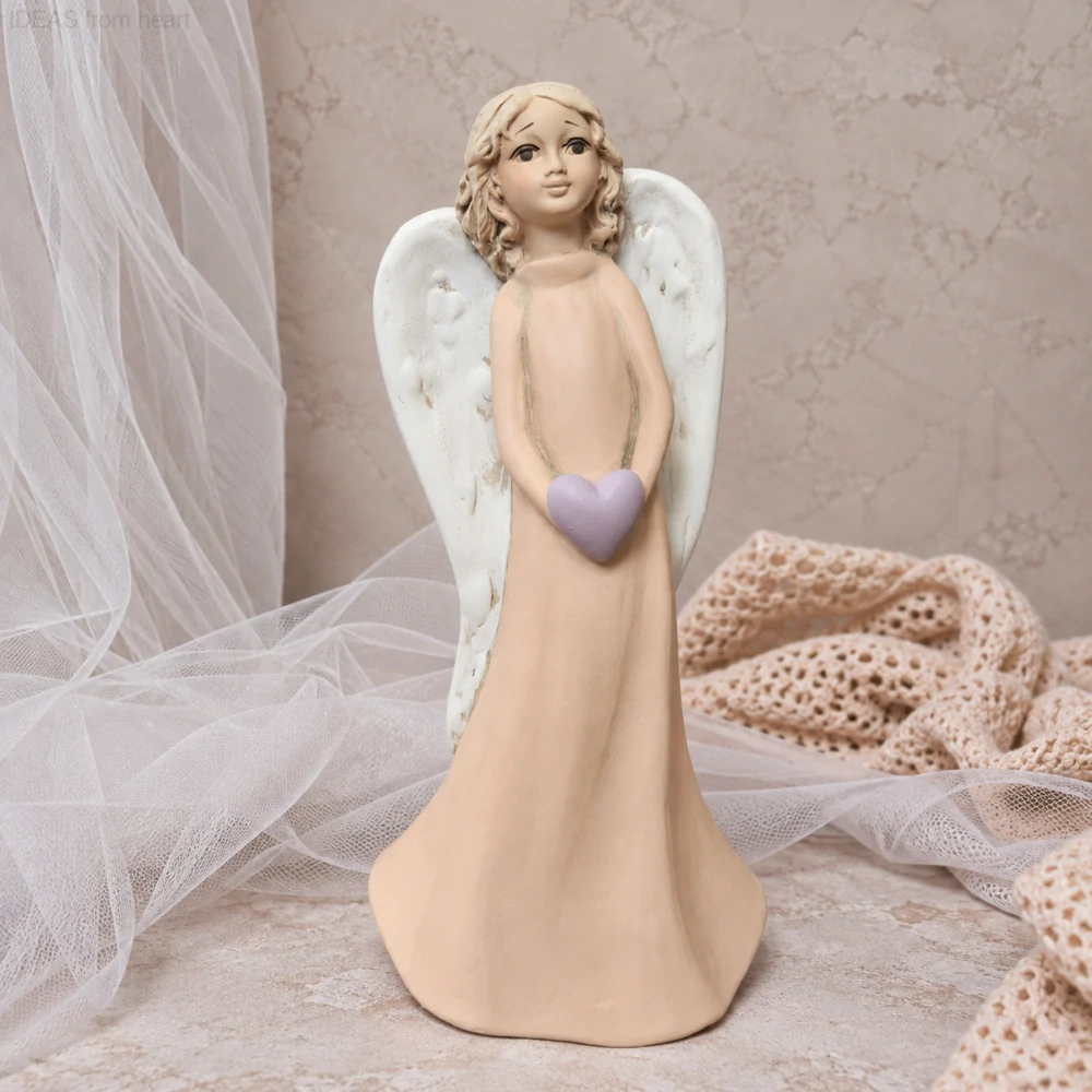 Sádrový anděl s lila srdcem – 22 cm