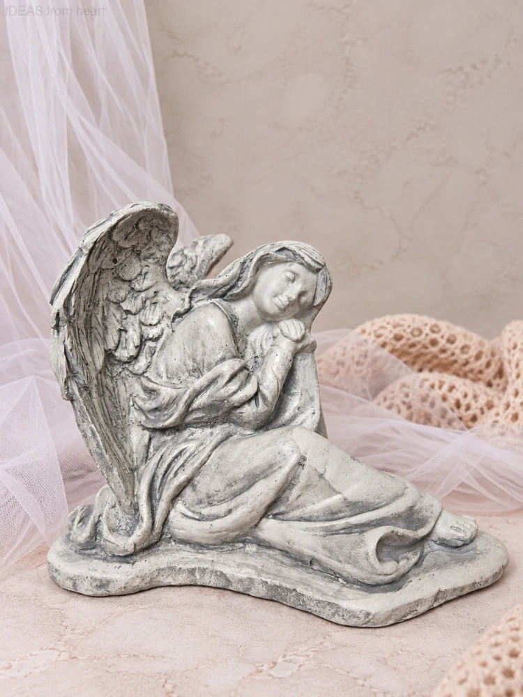 Smuteční anděl – keramika, 25 × 26 cm