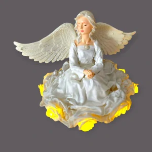 Sedící Andělka Clariel v bílé barvě s LED světlem růže cca 25 cm - Powertex