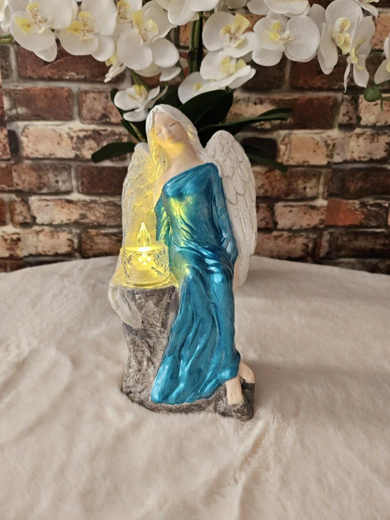 Andělka sedící na kameni s LED čajovou svíčkou tyrkysová 24 cm - sádra