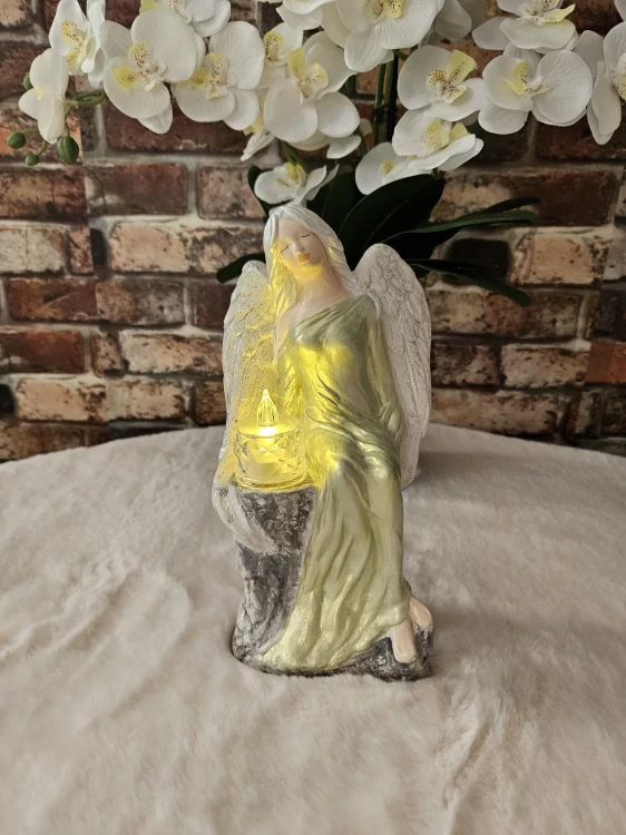 Andělka sedící na kameni s LED čajovou svíčkou zelená 24 cm - sádra