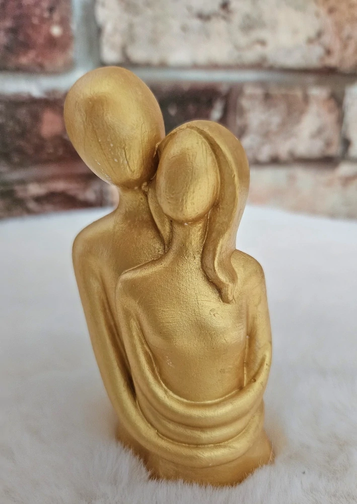Objímající pár milenců  zlatý -  jedno tělo jedna duše  12 cm - sádra