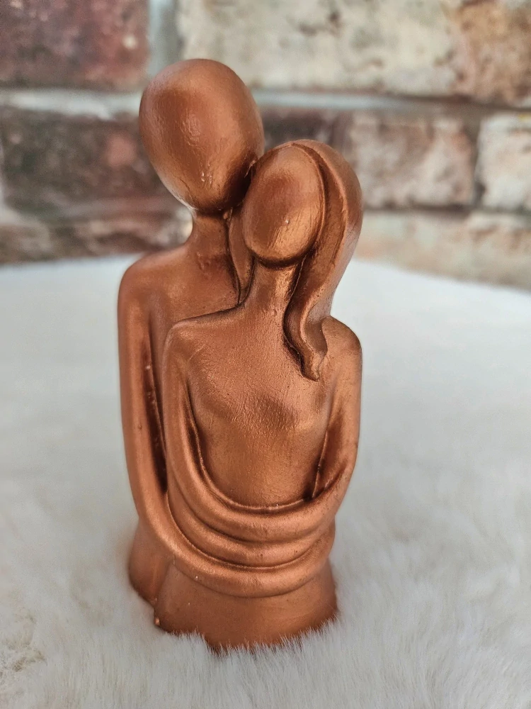 Objímající pár milenců měděný - jedno tělo jedna duše 12 cm - sádra