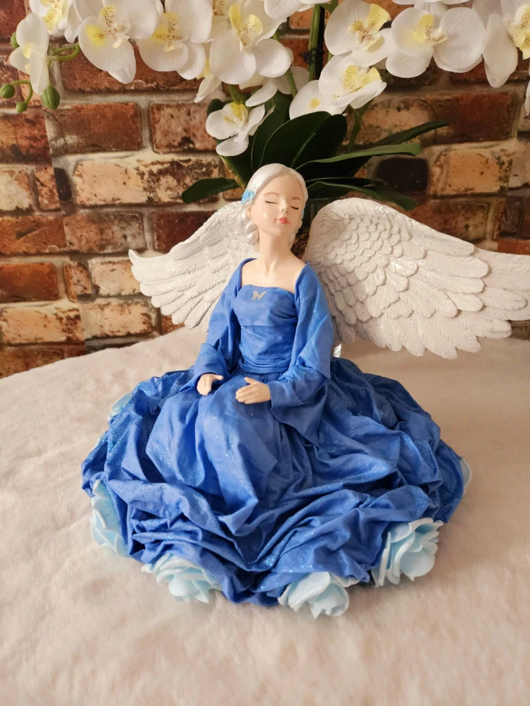 Sedící Andělka Azura v modré barvě s LED světlem růže cca 23 cm - Powertex