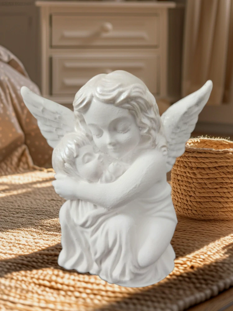 Anděl mateřské lásky – Andělka držící v náručí dítě - sádrový odlitek s perletí, 8,5 cm