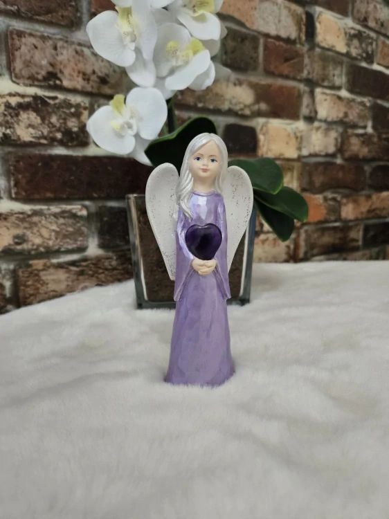 Andělka s ametystovým srdcem – ručně malovaná soška pro klid a duchovní ochranu 15,5 cm - sádra