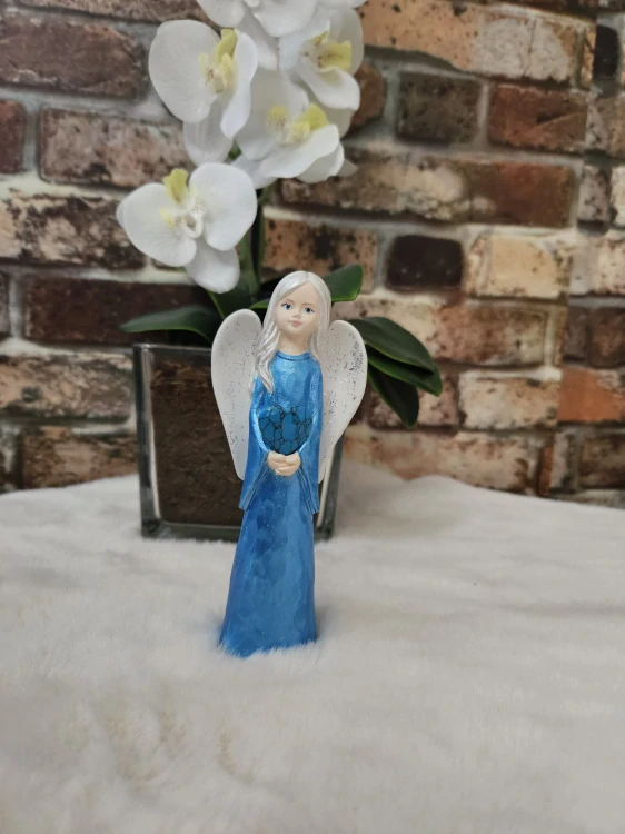 Andělka s tyrkenitovým srdcem – ručně malovaná soška pro klid a ochranu  15,5 cm - sádra