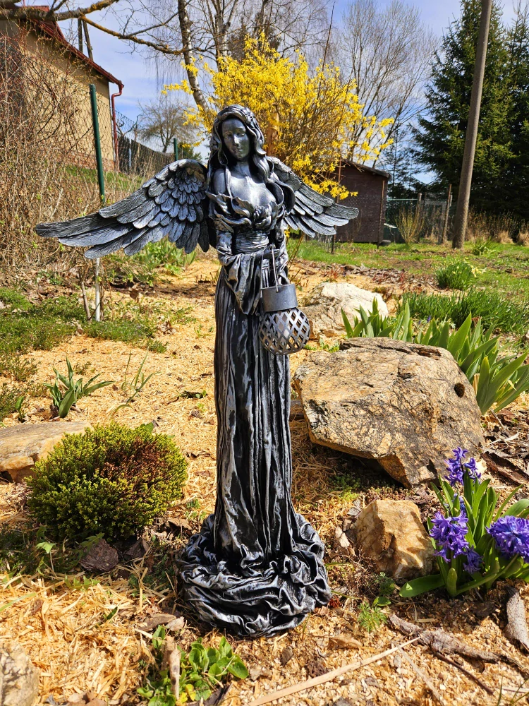 Andělka 77 cm ve stříbrné barvě se solární lucernou - zahradní socha - Powertex