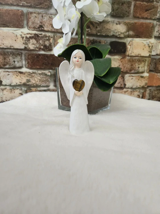 Andělka s tygřím okem – ručně malovaná soška pro sílu, odvahu a ochranu  15,5 cm - sádra