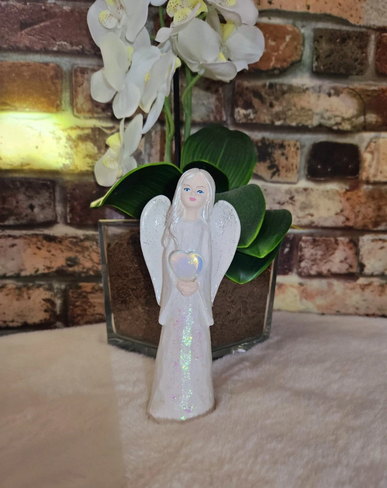 Andělka s opalitovým srdcem – ručně malovaná soška pro klid, intuici a jemné plynutí  15,5 cm - sádra