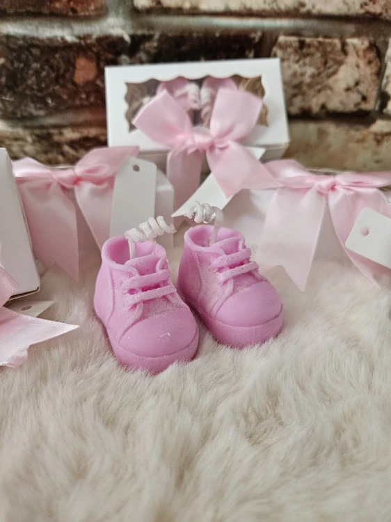  Dekorační svíčka – dětské botičky růžové