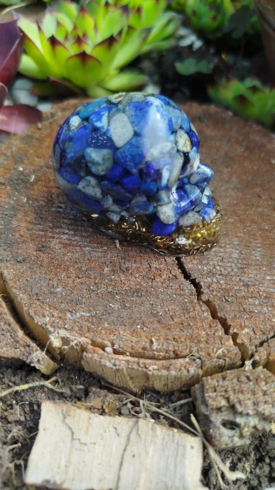 Orgonitová lebka s lapis lazuli – moudrost, pravda a duchovní vhled