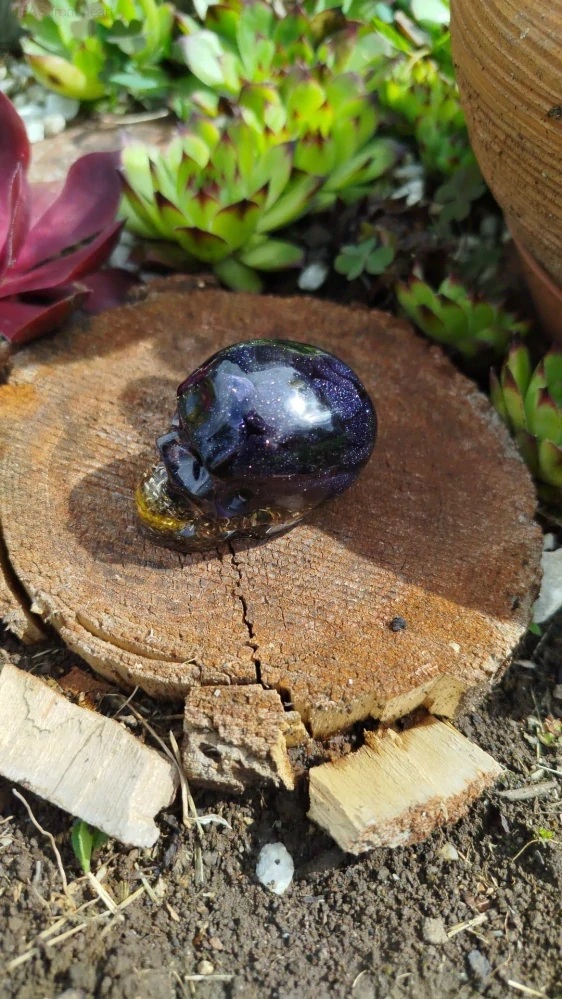 Orgonitová lebka s modrým avanturínem – klidná mysl, odvaha a vnitřní svoboda