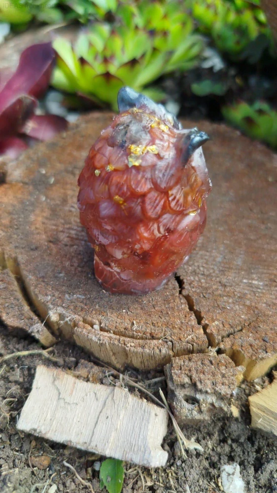 Orgonitová sovička s červeným achátem – ochrana, stabilita a vnitřní síla