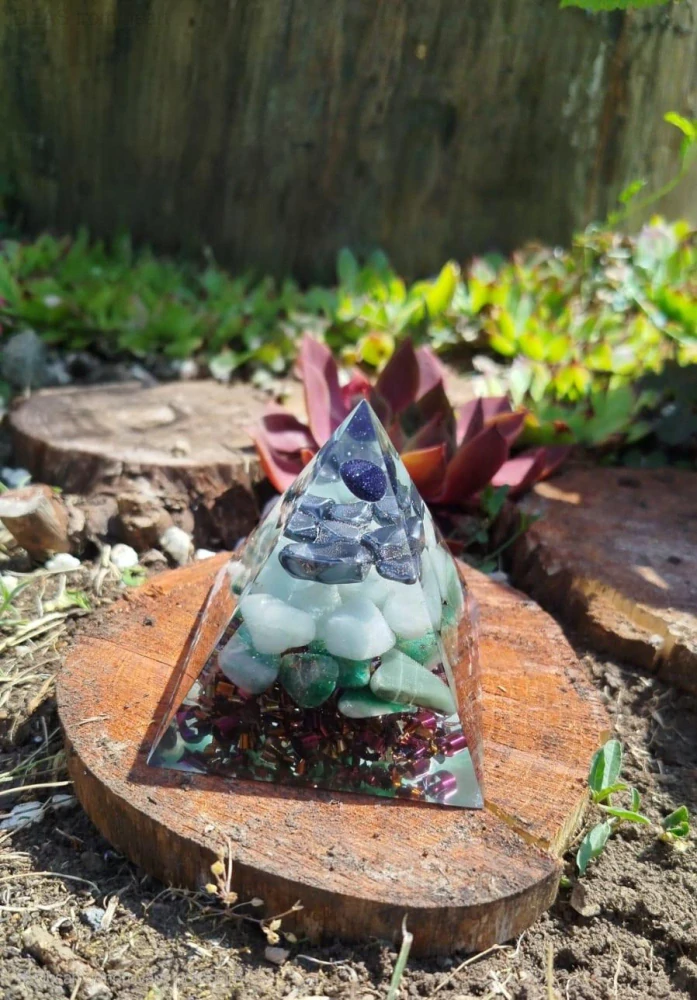  Orgonitová pyramida „Strážce proudů“ - 8 x 7 x 7 cm - Modrý Avanturín ,Šungit , Akvamarin , Avanturín zelený 