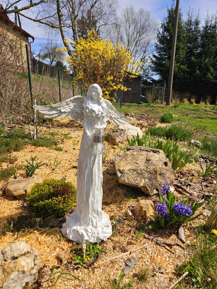 Andělka 77 cm v bílé "zašlé " barvě se solární lucernou - zahradní socha - Powertex