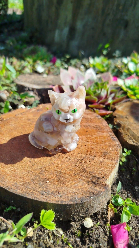 Orgonitová kočka sedící – měsíční kámen (6 × 5 cm)