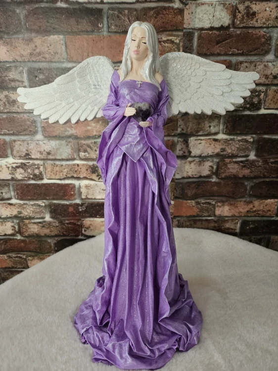 Andělka Viktorie s minerálem ametyst – 50 cm (křídla 41 cm) – Powertex