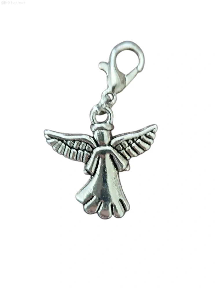 Andílek s karabinkou a visačkou s citátem – „Každý den může být začátkem něčeho krásného“