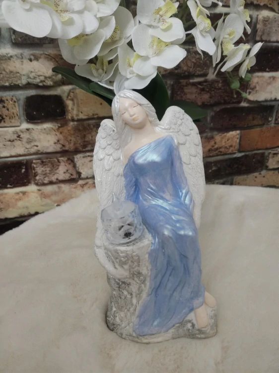 Andělka sedící na kameni v modré barvě s LED čajovou svíčkou 24 cm - sádra