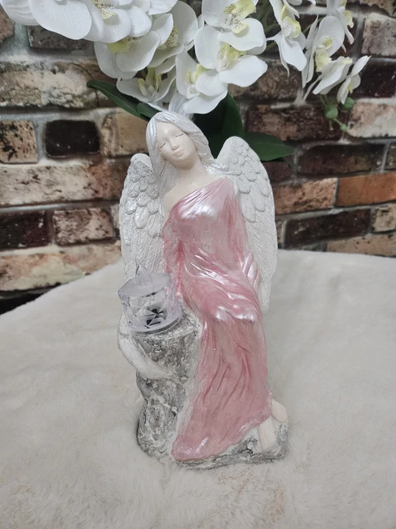 Andělka sedící na kameni s LED čajovou svíčkou v růžové barvě  24 cm - sádra