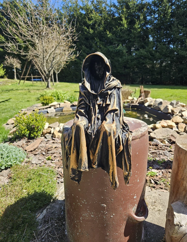 Duch sedící malý s bronzovou patinou - Powertex