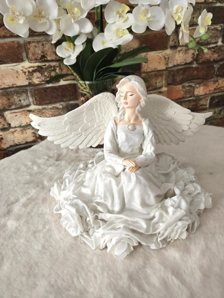 Sedící Andělka Clariel v bílé barvě s LED světlem růže cca 25 cm - Powertex