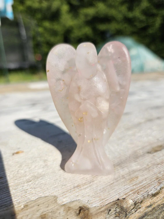 Orgonitový anděl s růženínem – amulet lásky, harmonie a pozitivní energie