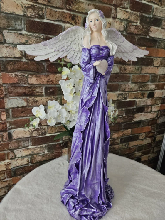 Andělka Valeria 77 cm ve fialové barvě s přírodním minerálem RŮŽENÍN - Powertex