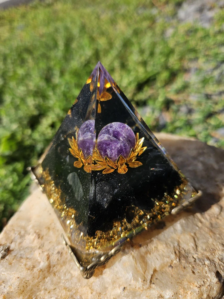 Orgonitová pyramida Ochrana a duchovní klid – obsidián & ametyst - 6x6 cm