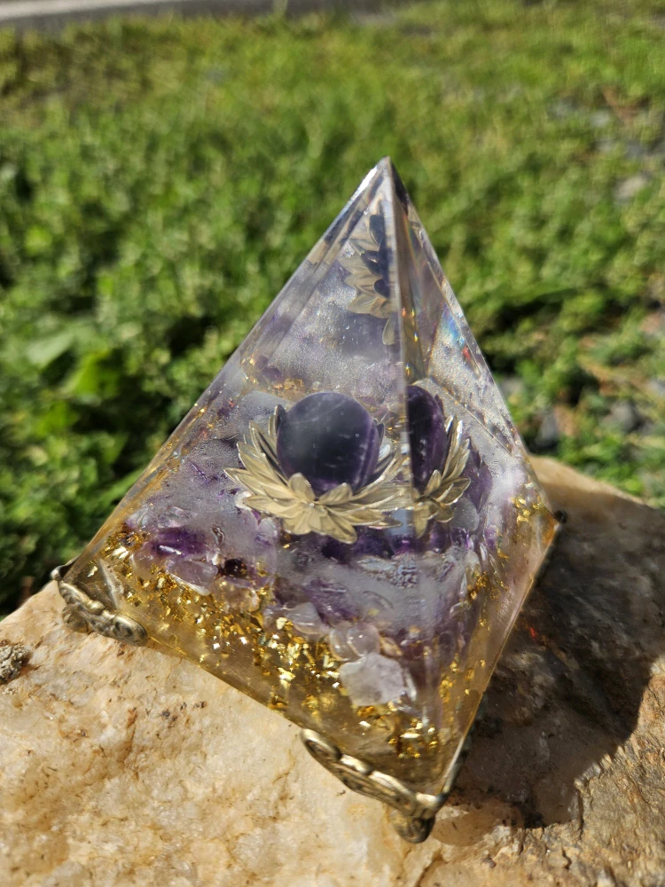 Orgonitová pyramida Vnitřní klid – ametyst & lotosový květ - 6x6 cm
