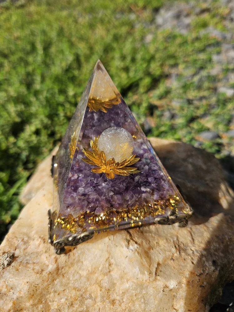 Orgonitová pyramida Čistá mysl – ametyst & křišťál - 6x6 cm