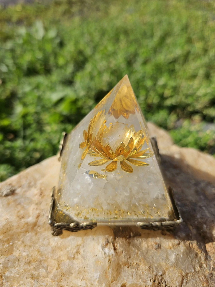 Orgonitová pyramida Světlo a čistota – křišťál & lotos - 5x5 cm