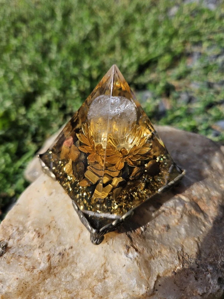 Orgonitová pyramida Odvaha a síla – tygří oko & křišťál - 5x5 cm