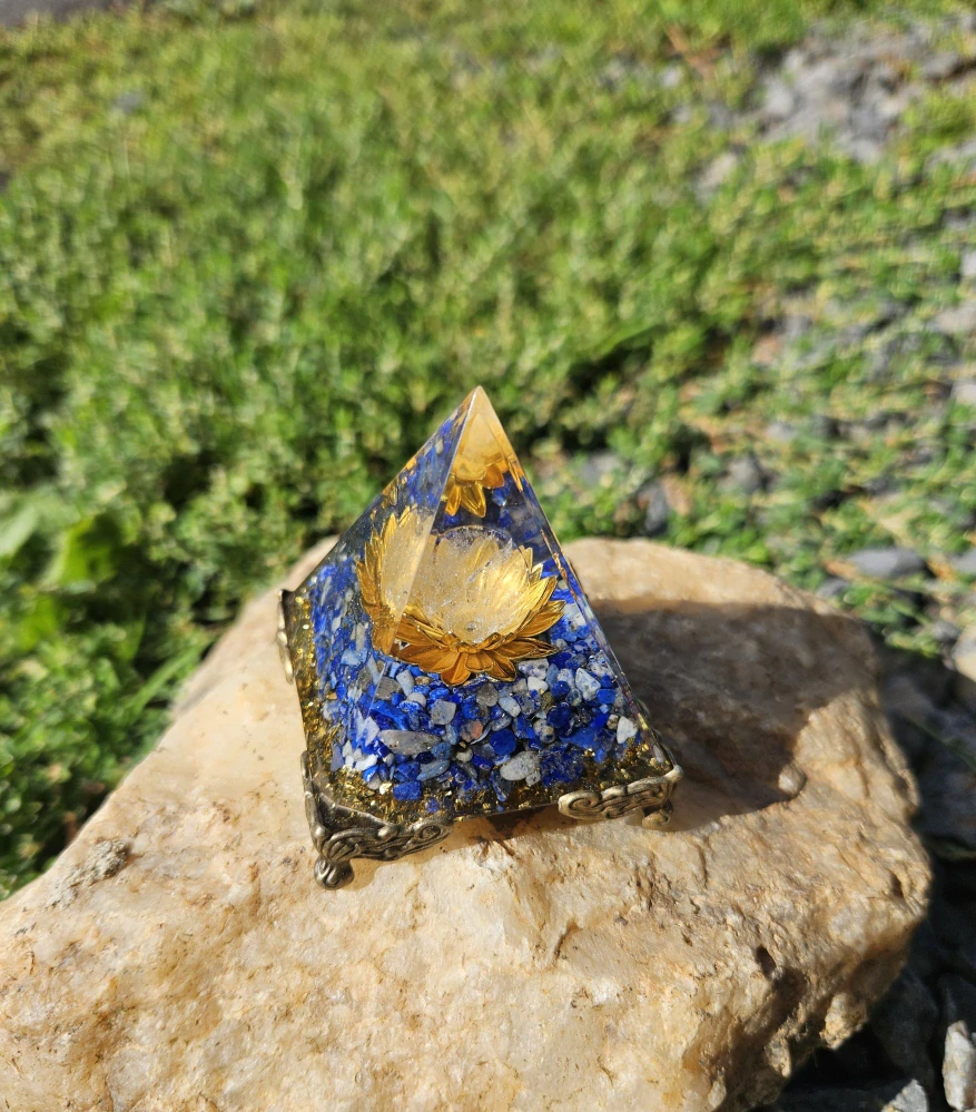 Orgonitová pyramida Moudrost a intuice – lapis lazuli & křišťál - 5x5 cm