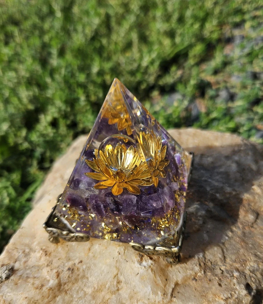 Orgonitová pyramida Intuice a harmonie – ametyst & křišťál - 5x5 cm