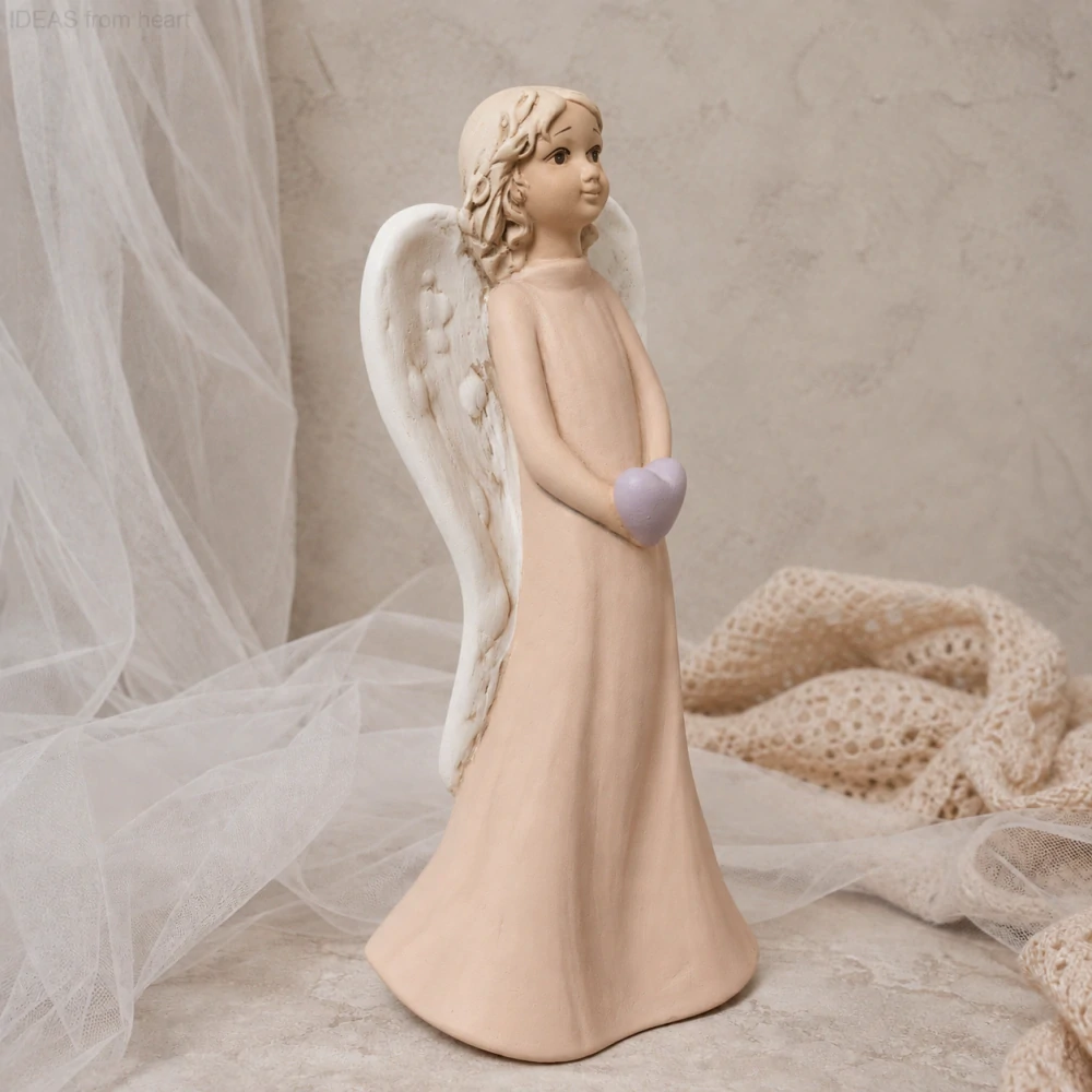 Sádrový anděl s lila srdcem – 22 cm