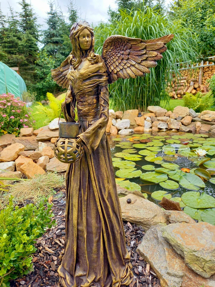 Andělka  72 cm ve zlaté barvě se solární lucernou - zahradní socha  - Powertex