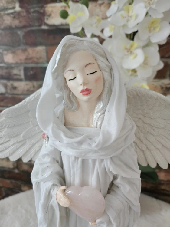 Andělka Eliora stojící v bílé barvě s přírodním minerálem RŮŽENÍN  cca 50 cm - Powertex