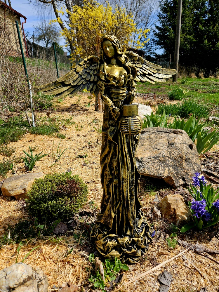 Andělka 77 cm ve zlaté barvě se solární lucernou - zahradní socha - Powertex