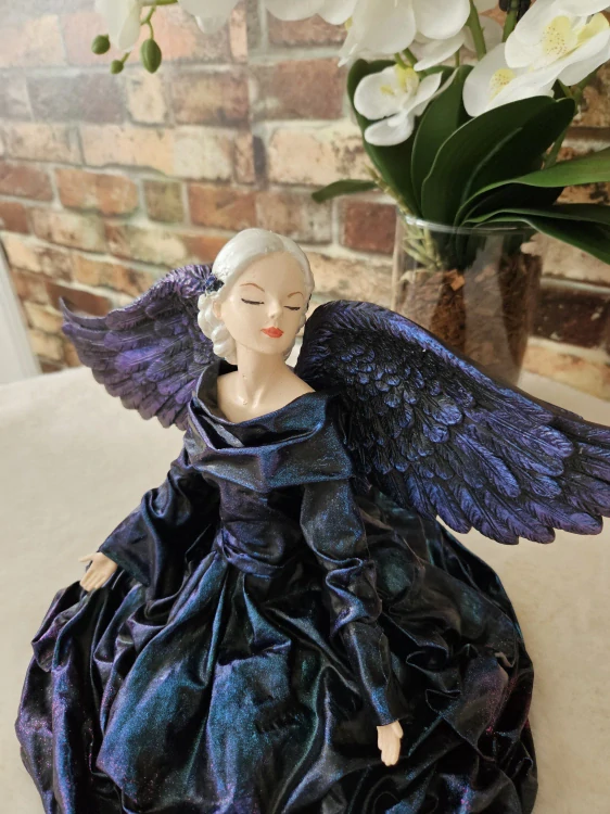 Klečící Andělka Aurora v chameleonové barvě cca 23 cm  - Powertex