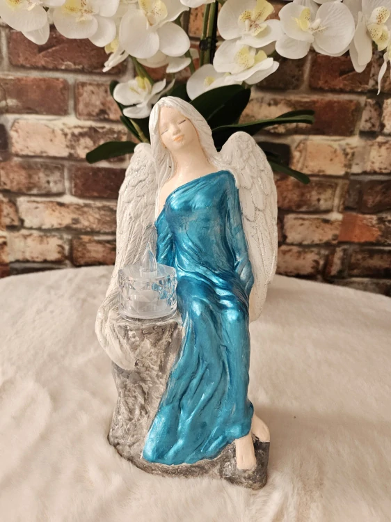 Andělka sedící na kameni s LED čajovou svíčkou tyrkysová 24 cm - sádra