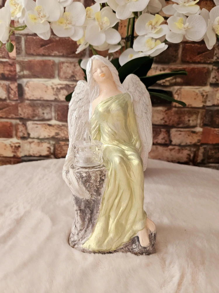 Andělka sedící na kameni s LED čajovou svíčkou zelená 24 cm - sádra